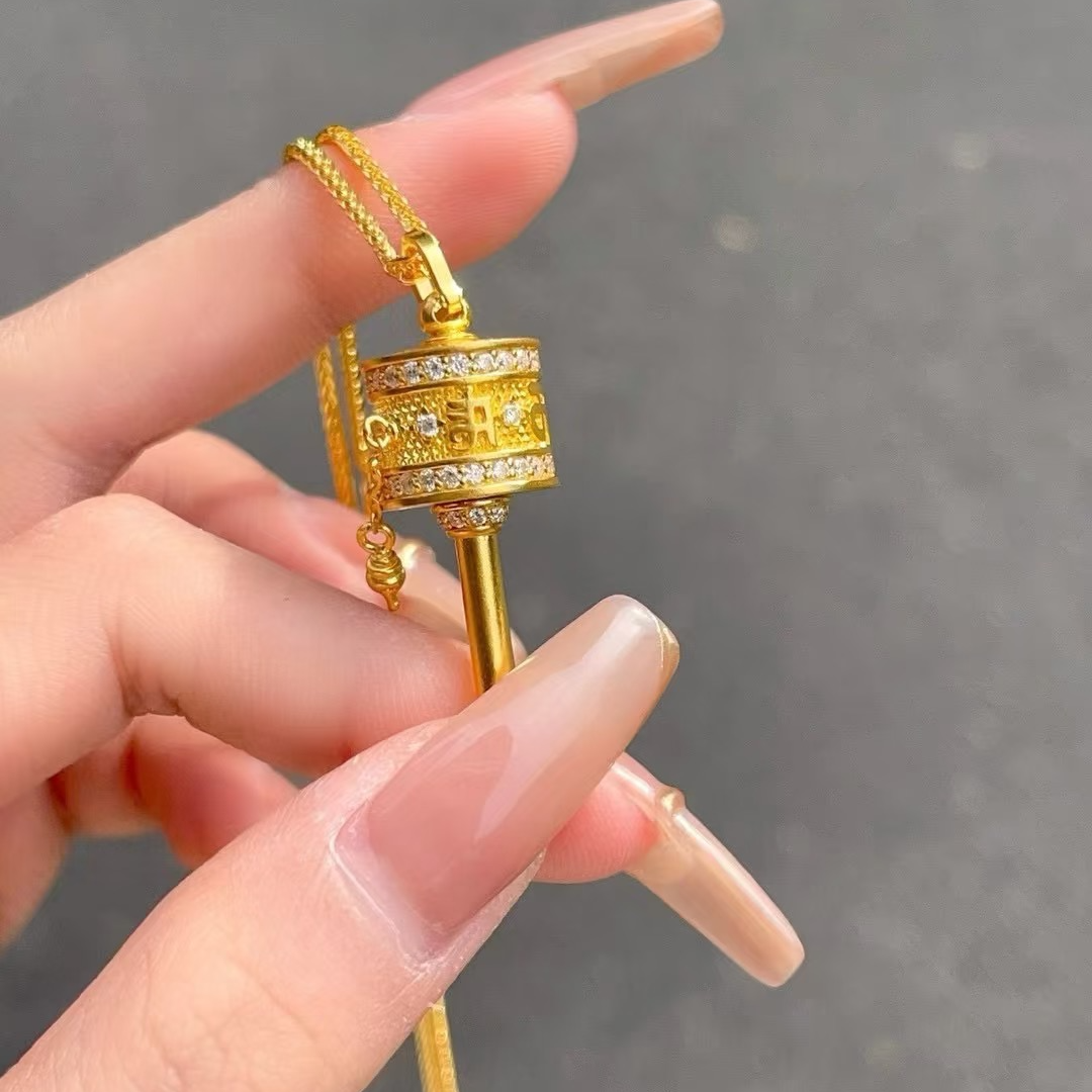 宝裕华足金999 古法莫桑点钻转经筒吊坠