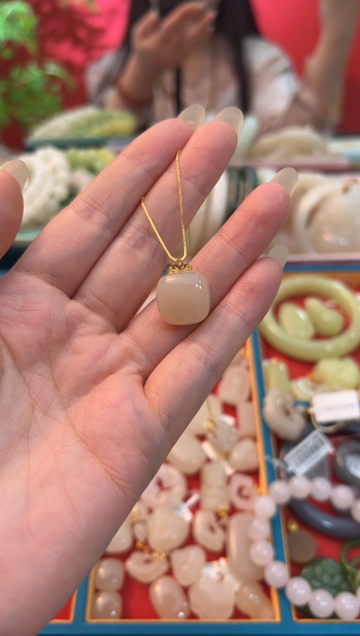 【闪购商品】和田玉吊坠18K金镶嵌红藕粉小方糖