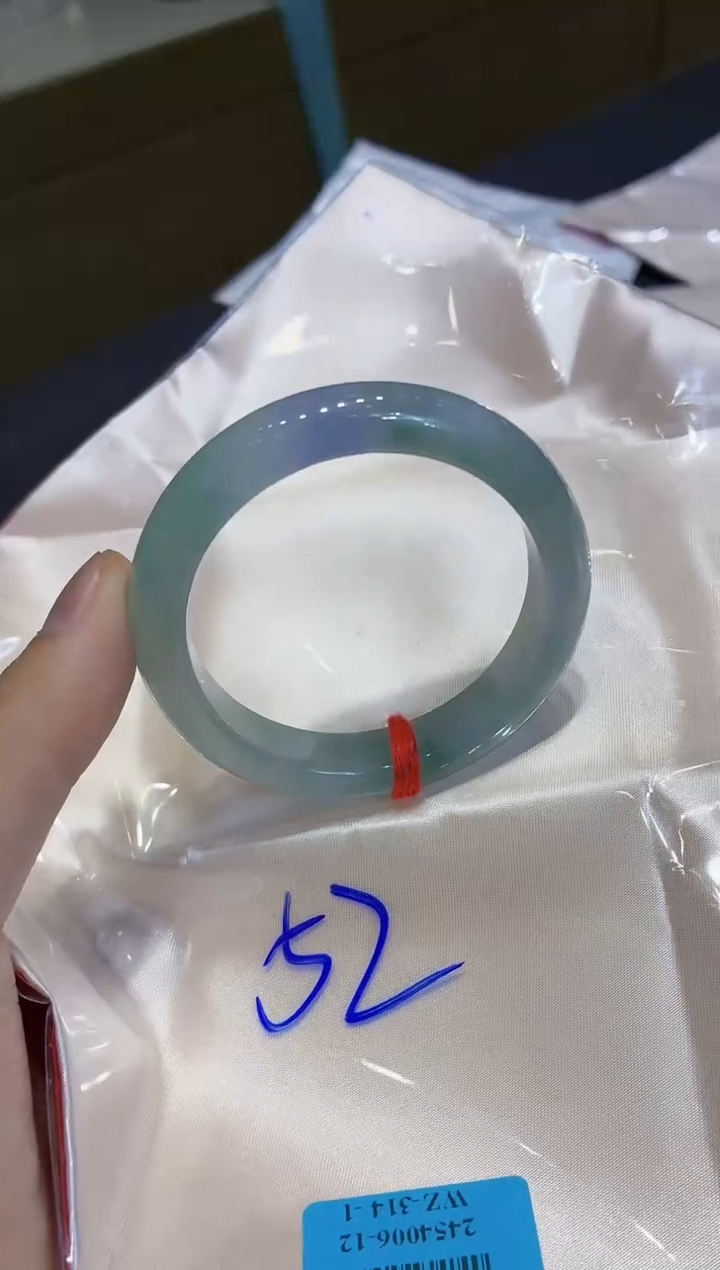 翡翠手镯未镶嵌翡翠手镯