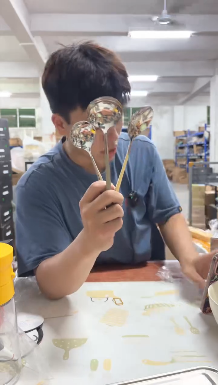 直播间秒杀清仓微瑕产品，可能当过样品拍照