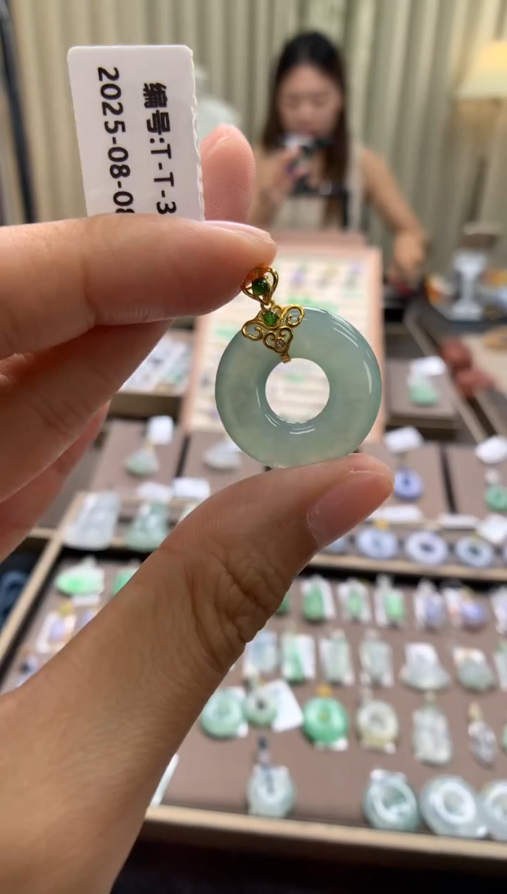 翡翠18K金镶嵌颈饰甜甜圈
