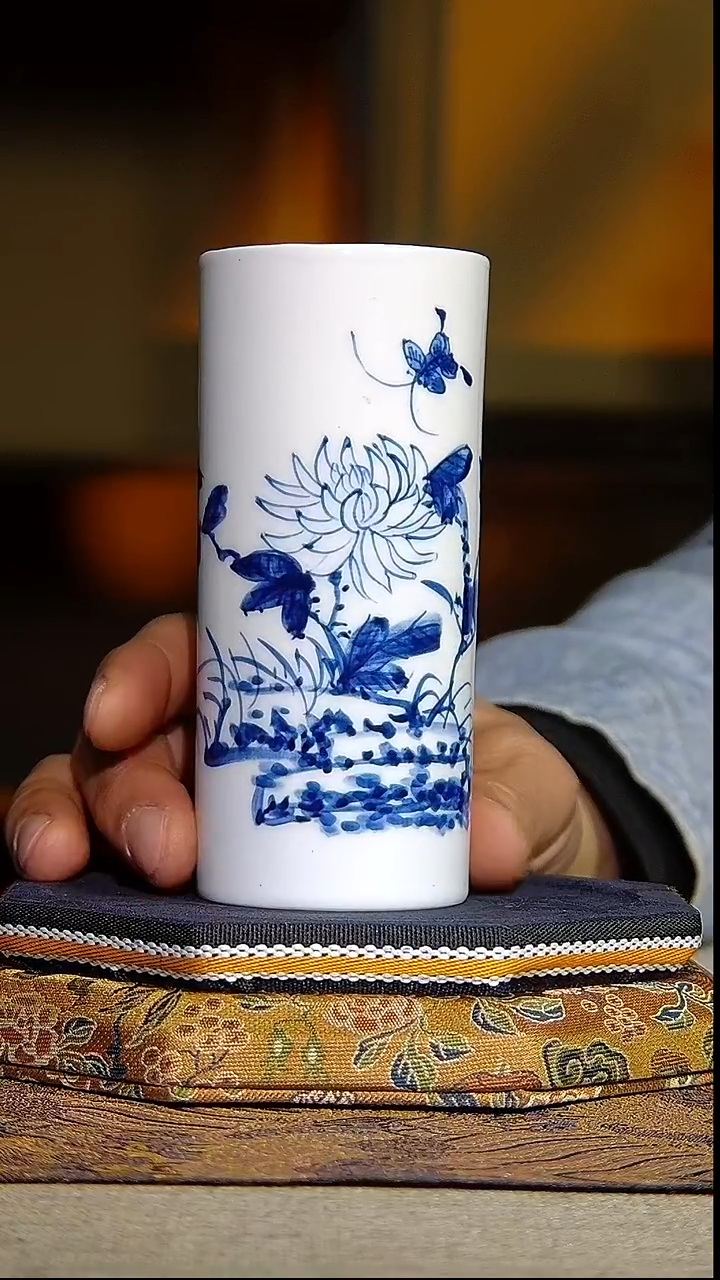 景德镇全手绘高温青花菊花笔筒