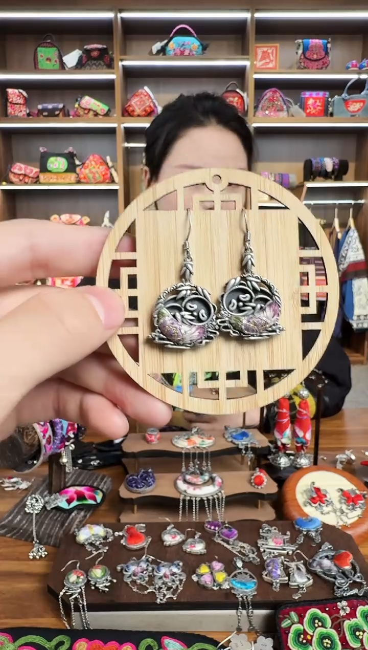 【闪购商品】织绣72蒙阿苏苗绣传承