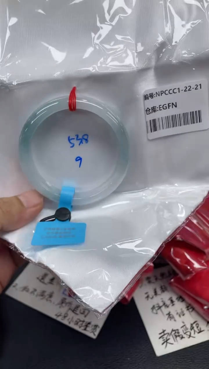 翡翠手镯未镶嵌翡翠手镯