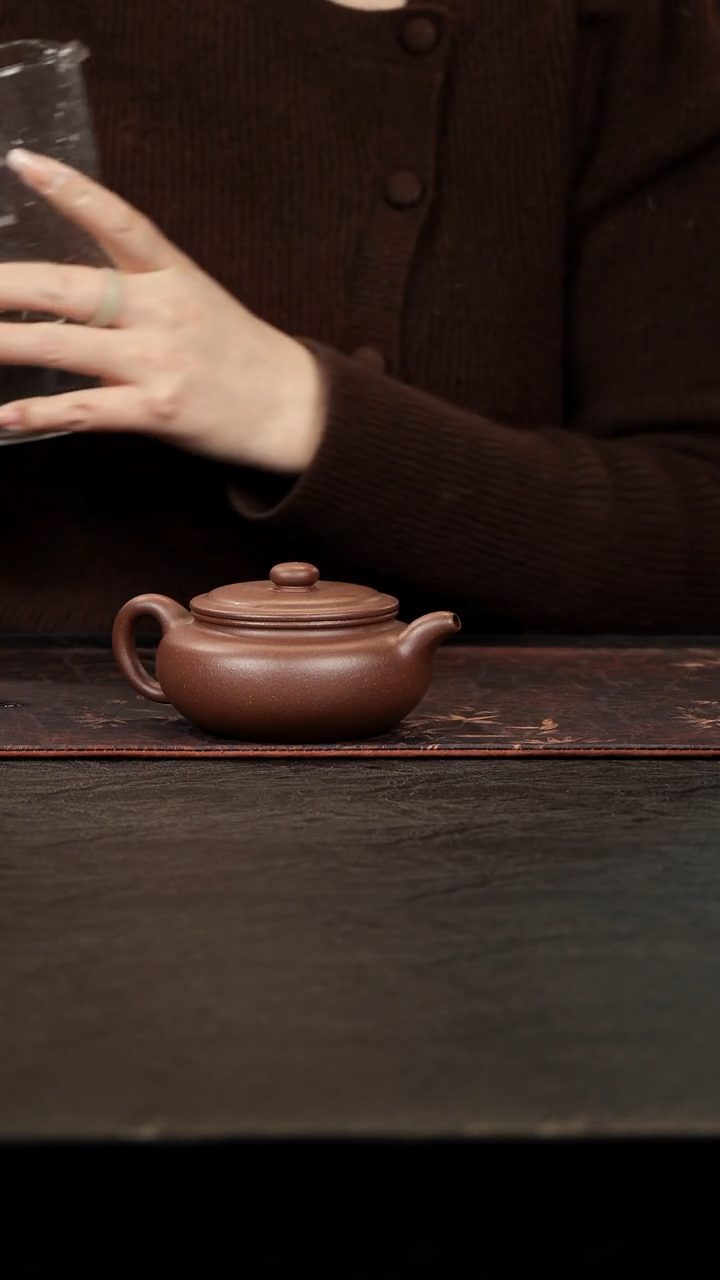 茶壶紫砂老紫泥扁腹仿古壶180cc