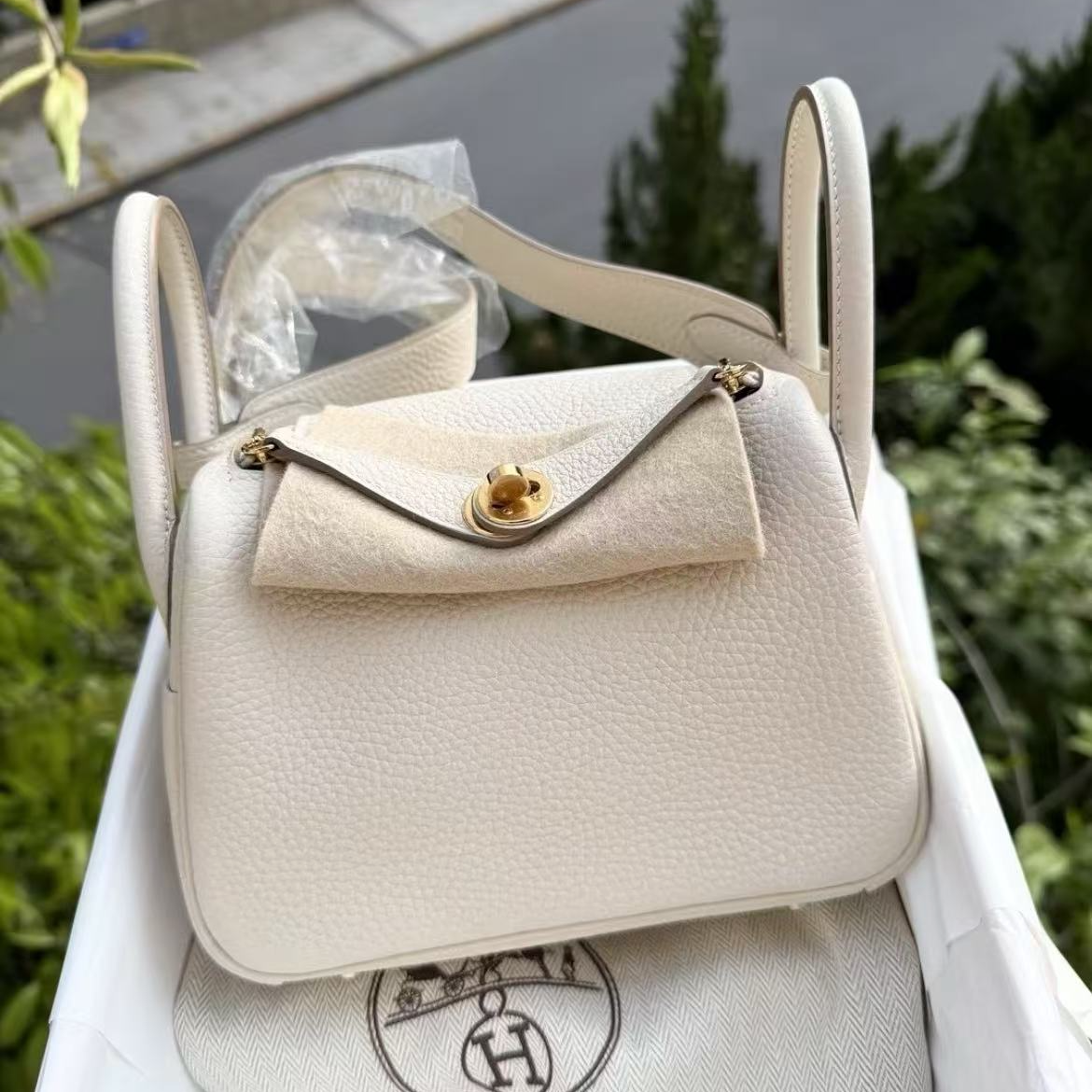 未使用 Hermes/爱马仕 minilindy奶昔白金扣TC皮K刻