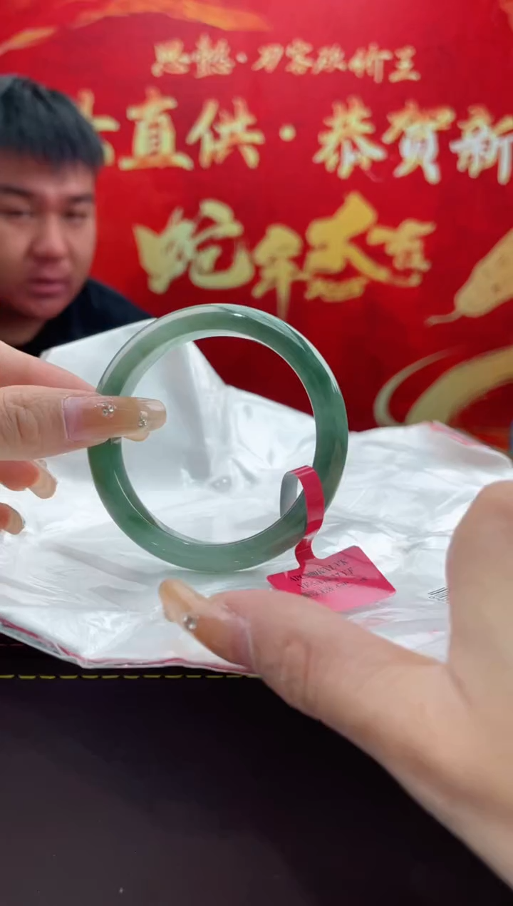 【闪购商品】翡翠手镯未镶嵌8翡翠手镯（微瑕）