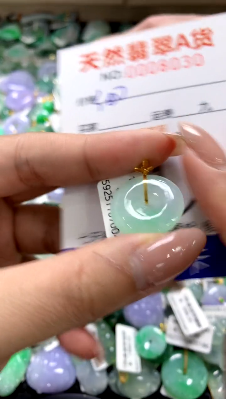 颈饰18K金镶嵌翡翠1111111111111111