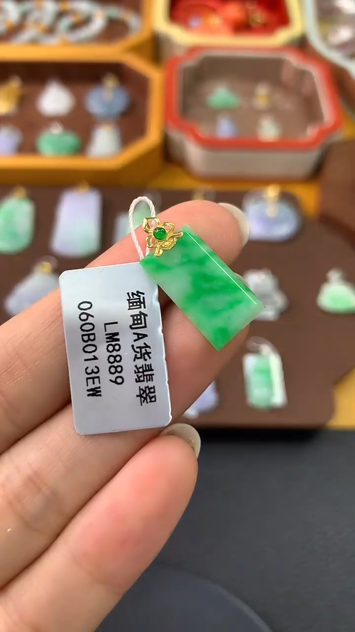 颈饰18K金镶嵌翡翠无事牌