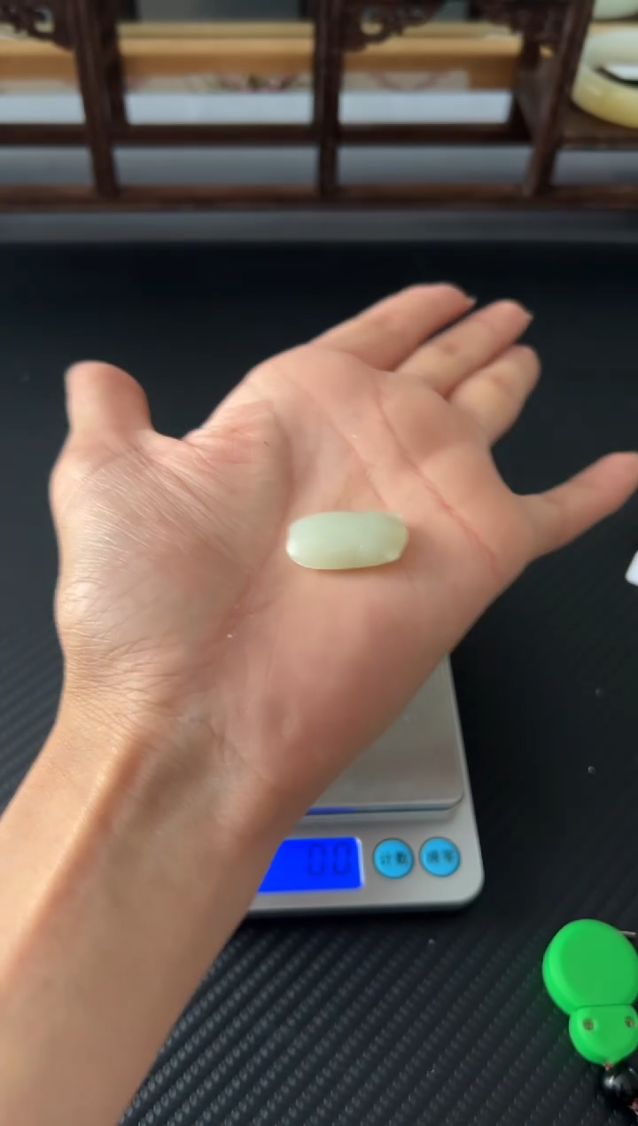 吊坠(赠链)未镶嵌和田玉且末微色差迪克兰吊坠J