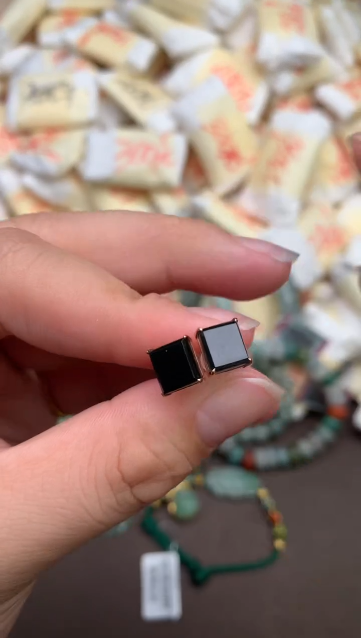 翡翠挂件18K金镶嵌— 