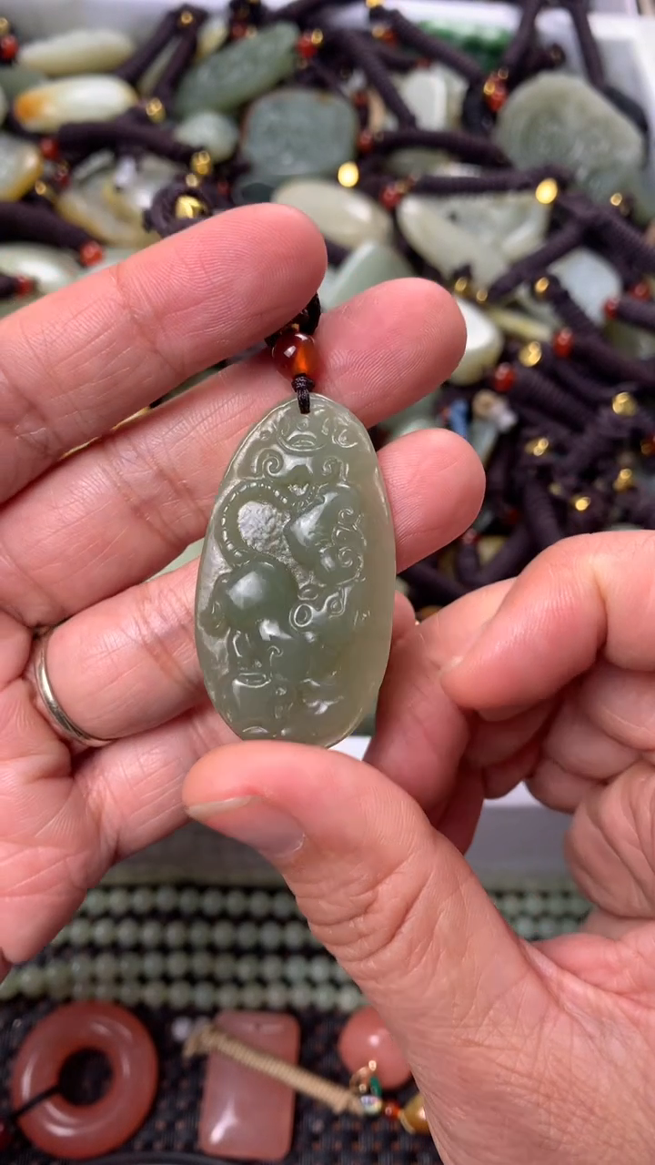【闪购商品】和田玉颈饰未镶嵌多样性发货没有证书.拍一发一，有瑕