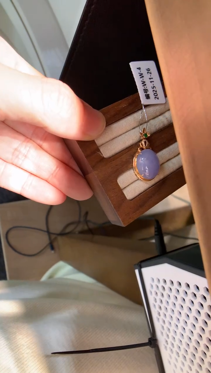 颈饰18K金镶嵌翡翠蛋面