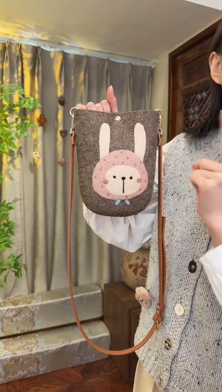 羊毛非遗羊毛毡包 手机包兔子