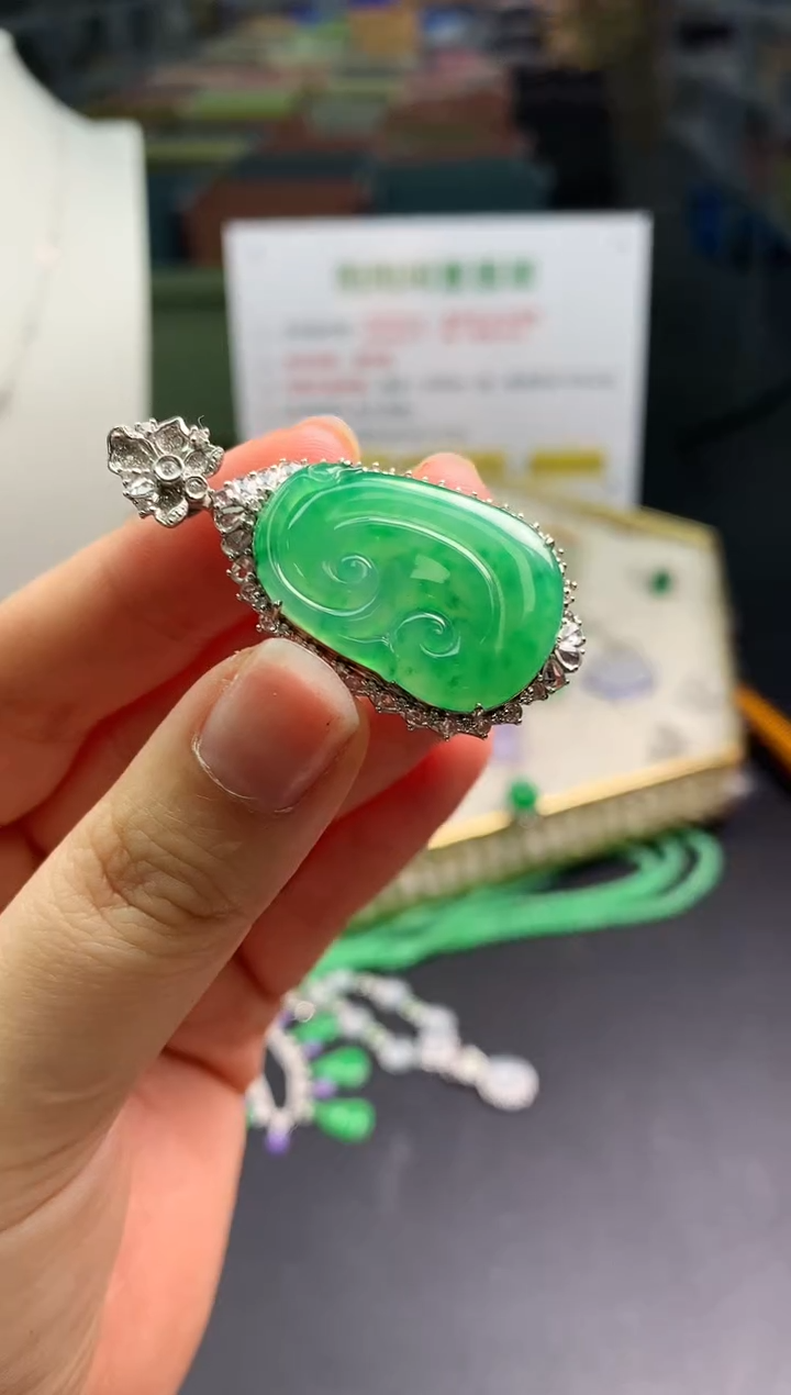 【闪购商品】翡翠吊坠(不含链)18K金镶嵌翡翠如意|不退不换