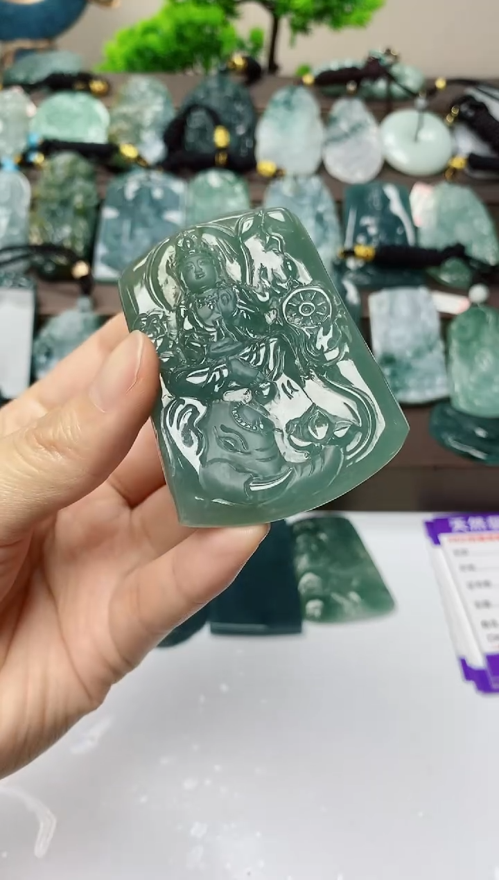 翡翠未镶嵌颈饰         