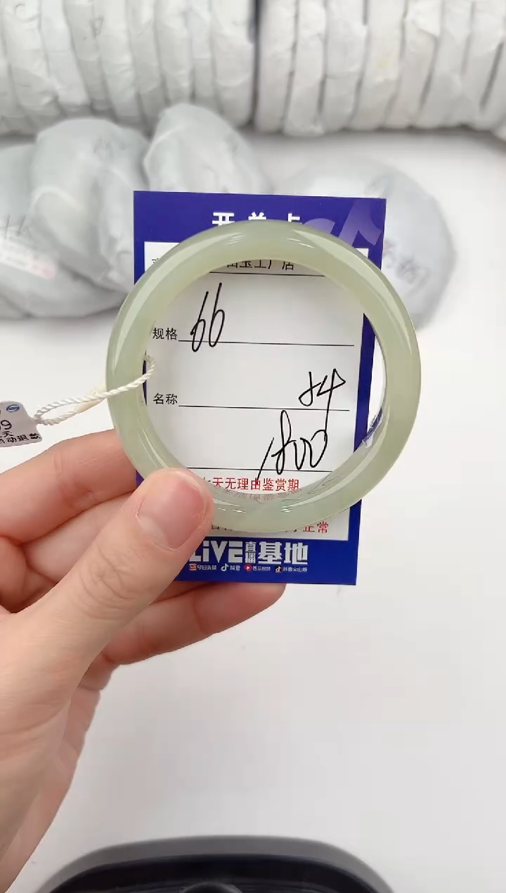 【闪购商品】和田玉手镯未镶嵌65颜色微差无瑕疵