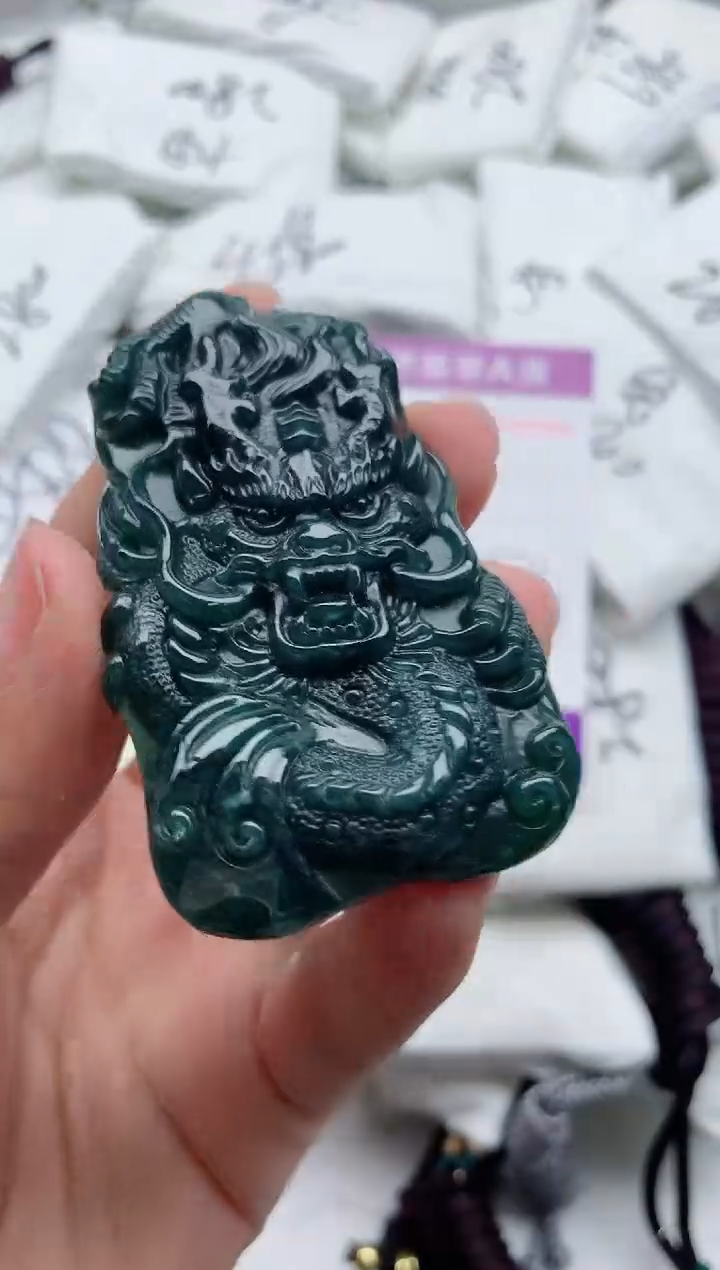 翡翠未镶嵌颈饰·