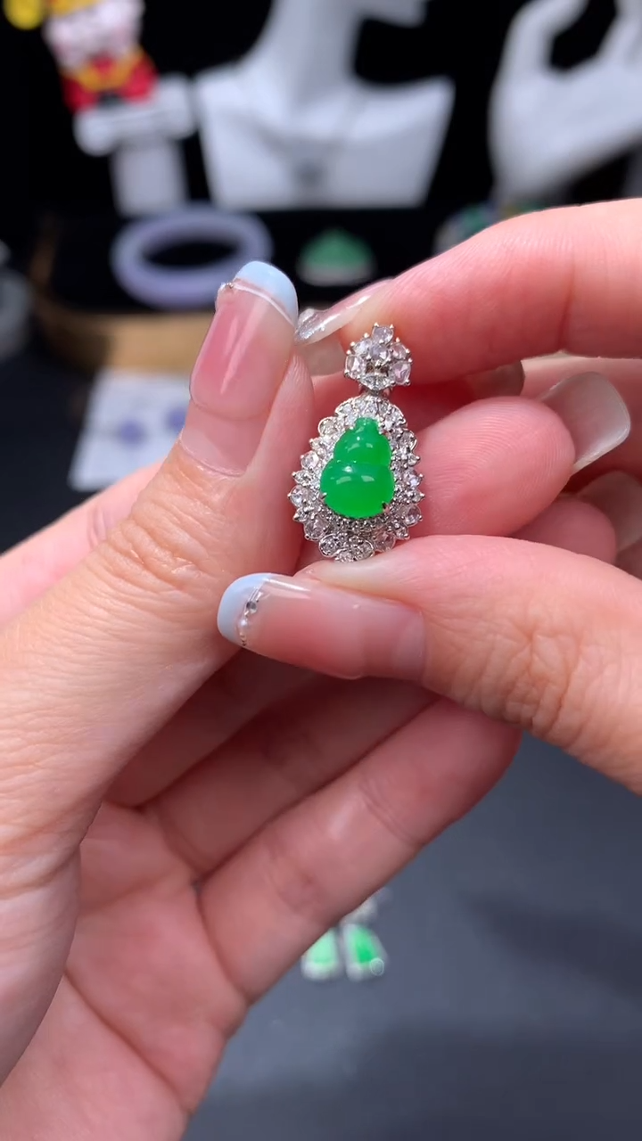 颈饰18K金镶嵌翡翠48小时鉴赏期 退货不扣服务费