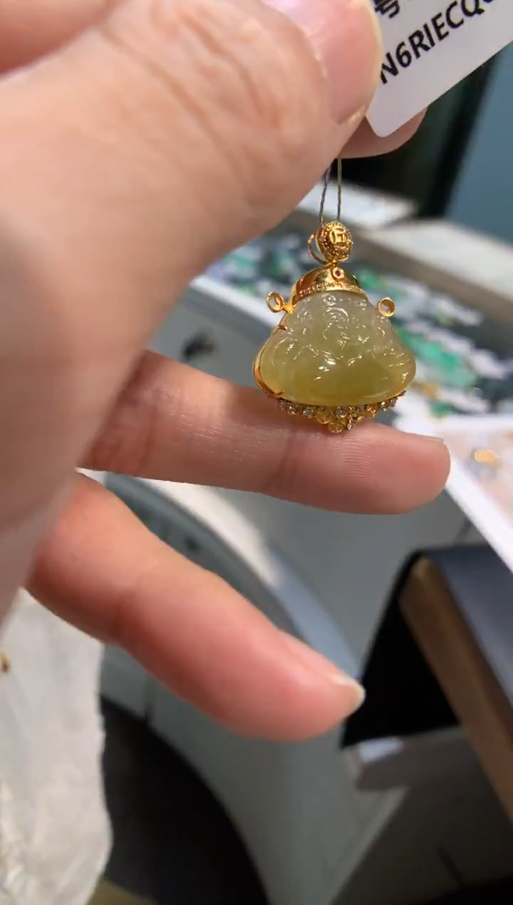 颈饰18K金镶嵌翡翠财神
