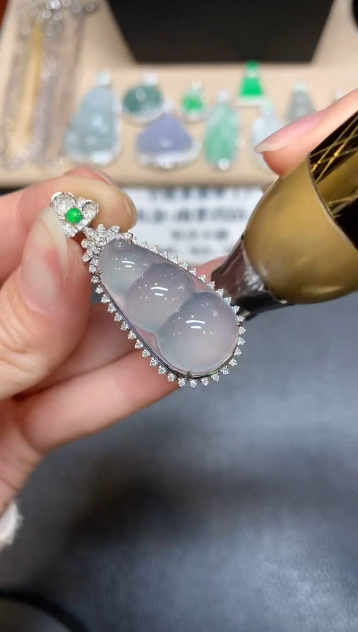 【闪购商品】翡翠颈饰18K金镶嵌福豆【无服务费