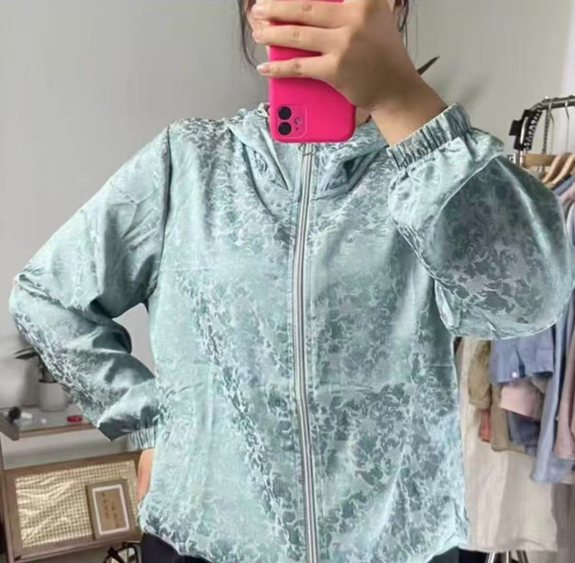 条纹宽松型薄款长袖女款中老年女装防紫外线外套连帽（蓝色）