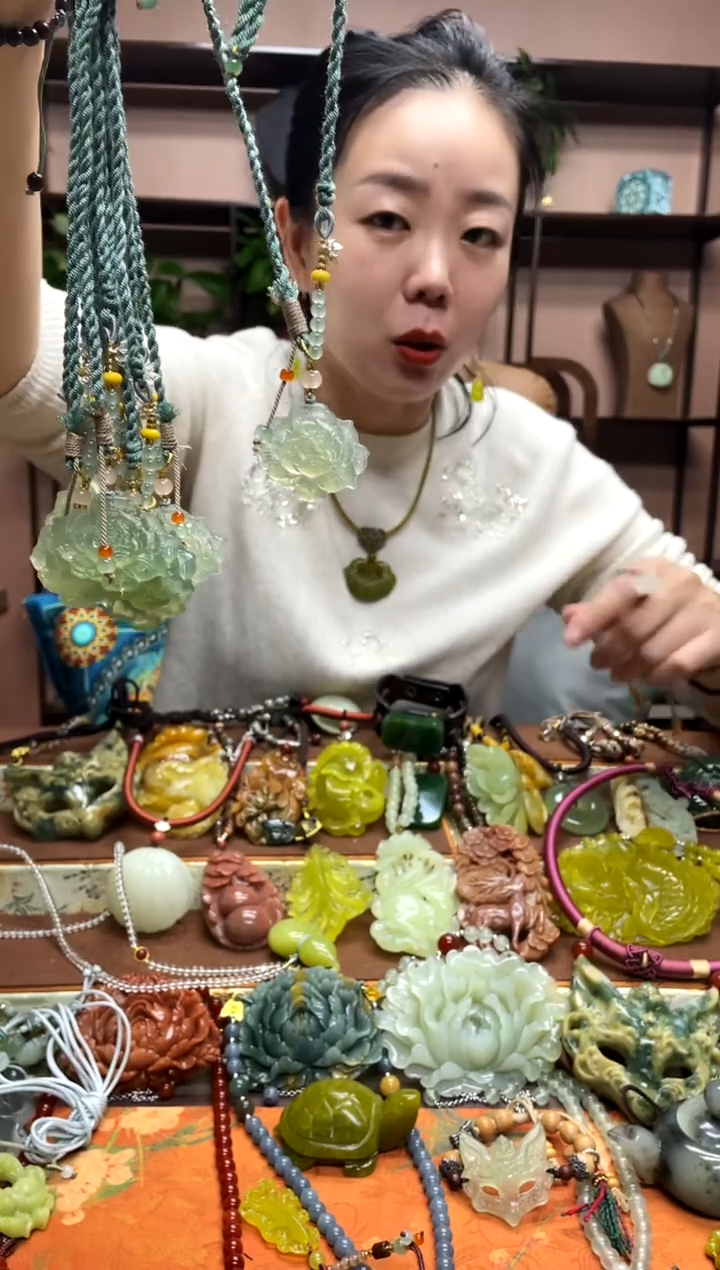 未镶嵌岫玉吊坠多样性发货发其中之一