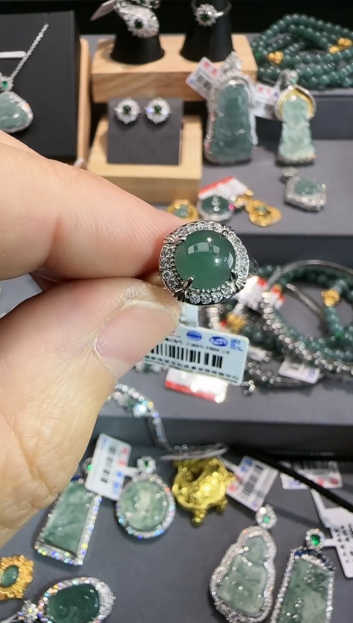 【闪购商品】翡翠吊坠(赠链)未镶嵌天然翡翠A货带证书发货