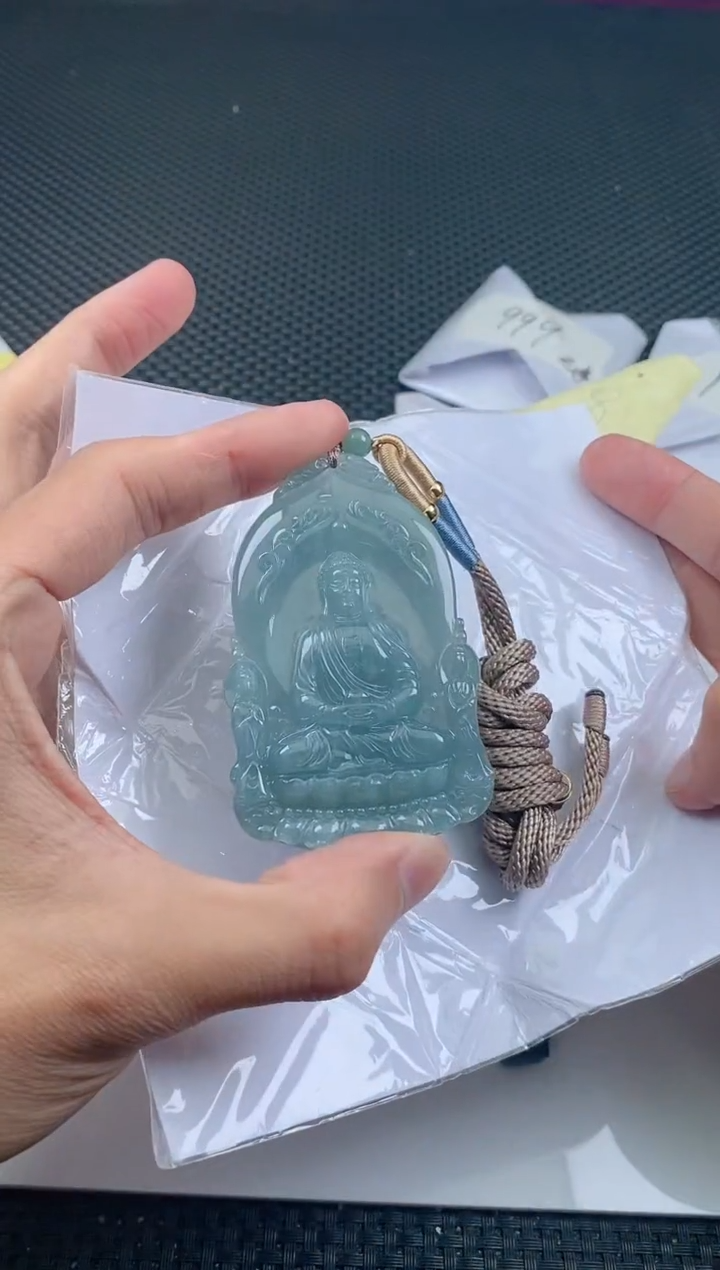 翡翠未镶嵌颈饰           