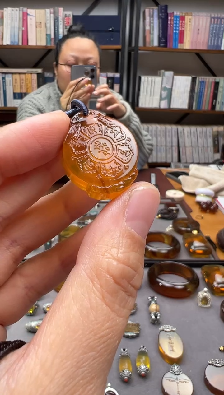 【闪购商品】琥珀颈饰未镶嵌六字真言吊坠