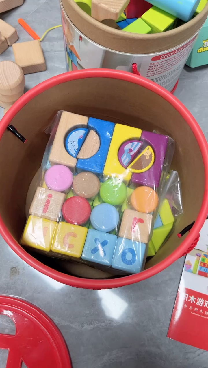 红色桶装成套积木