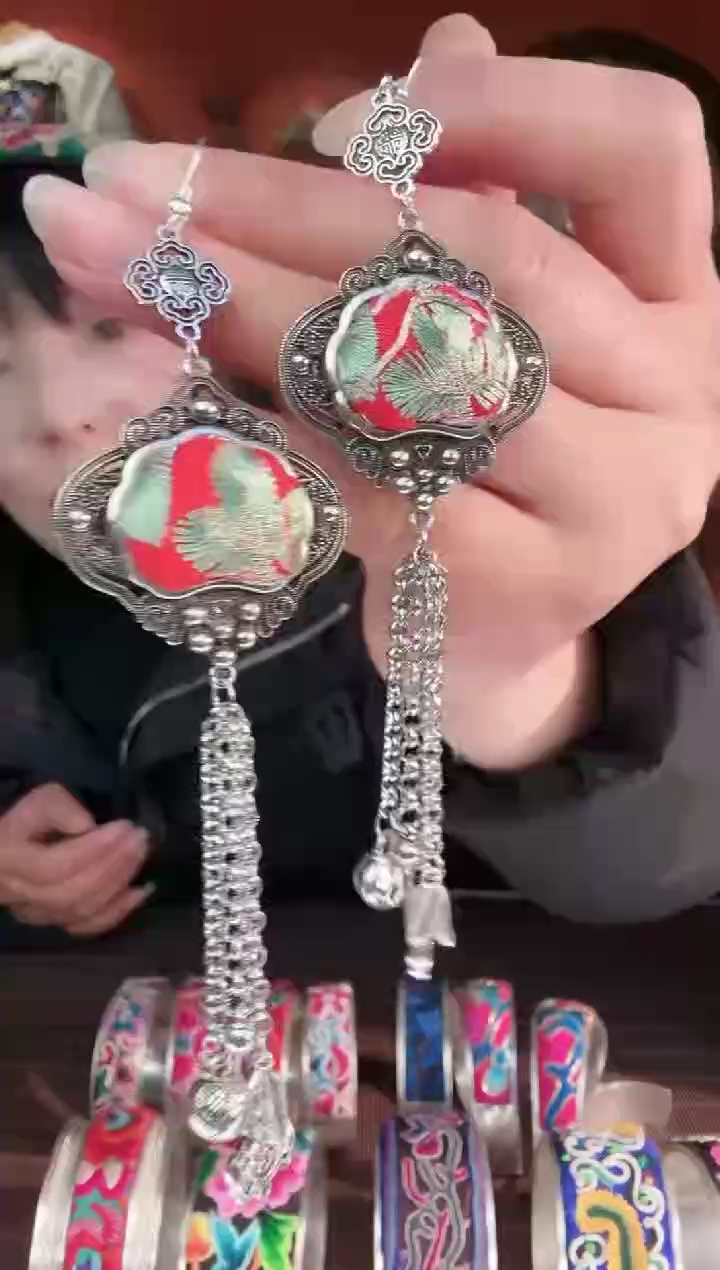 织绣非遗手工苗绣刺绣饰品3