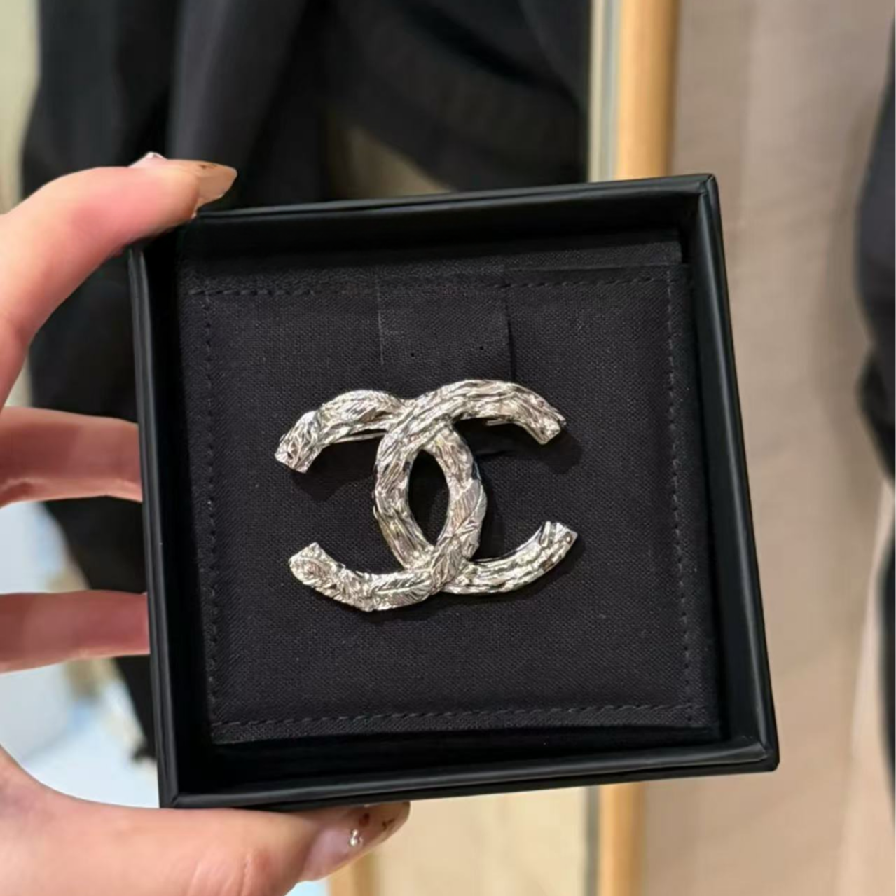 99新 Chanel/香奈儿 25S经典银色金属浮雕双C胸针 