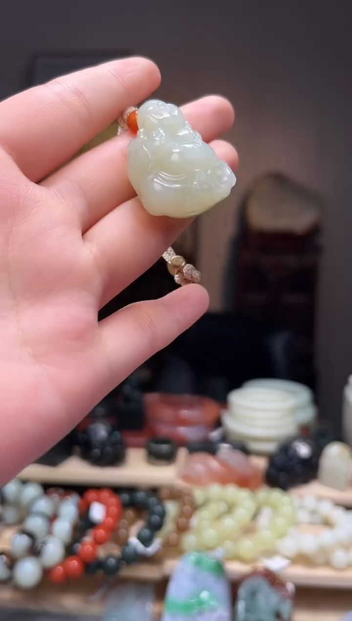 颈饰未镶嵌和田玉吊坠