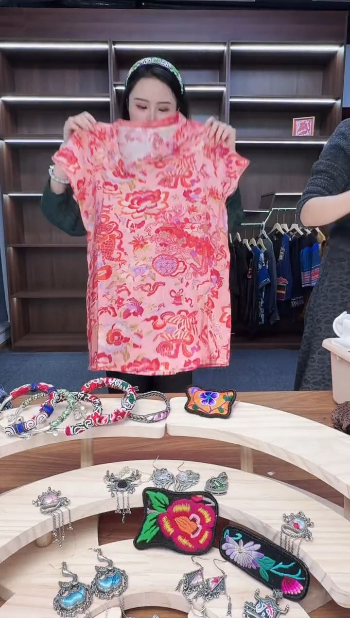 织绣L53蒙阿苏苗绣传承