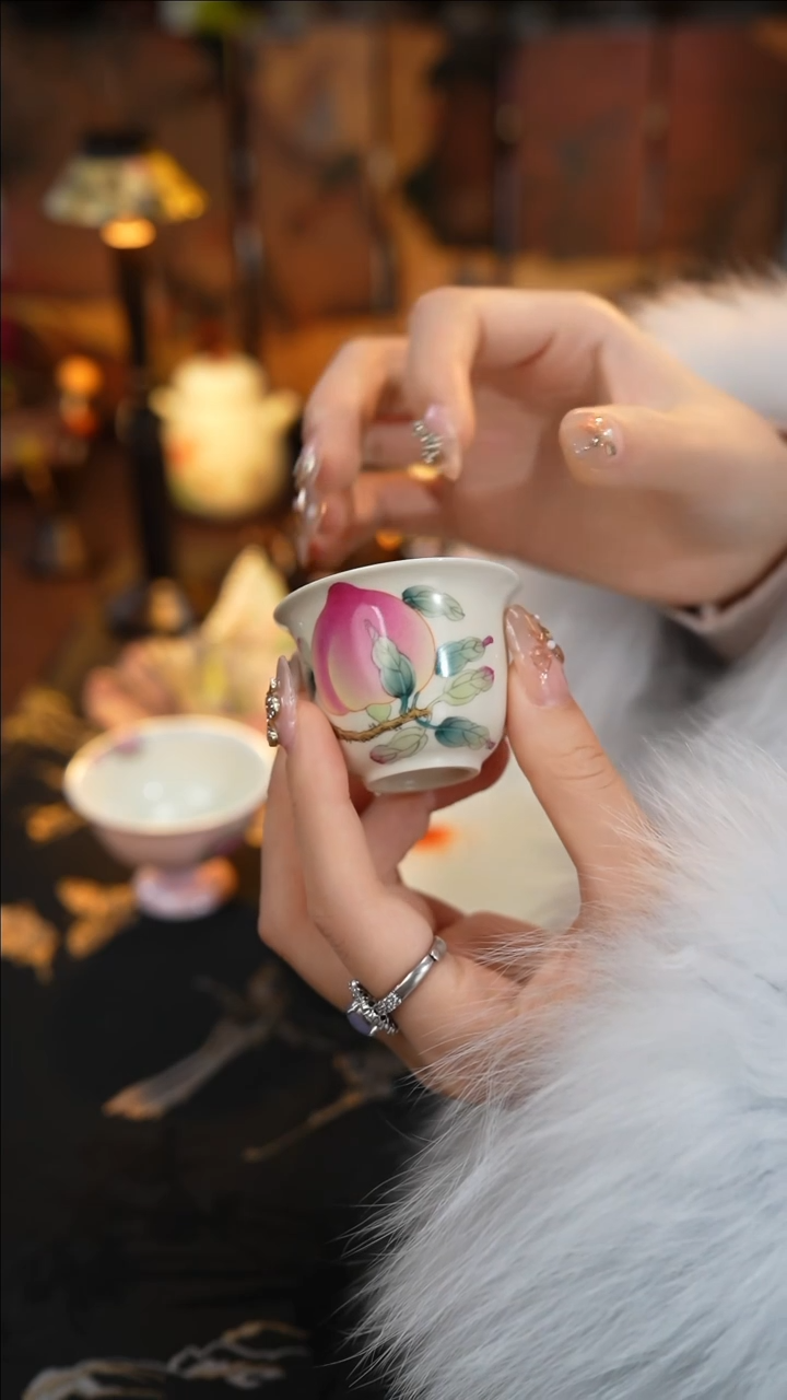 【闪购商品】景德镇手工手绘雅圣粉彩桃子岩茶一口杯