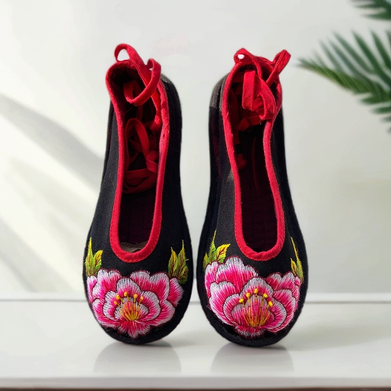 古风红色绣花布鞋妈妈鞋老北京布鞋平底女鞋软底绣花鞋千层底鞋子