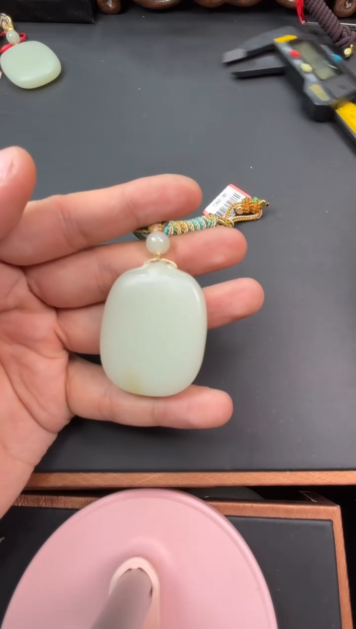 【闪购商品】和田玉吊坠(赠链)未镶嵌且末微色差迪克兰吊坠