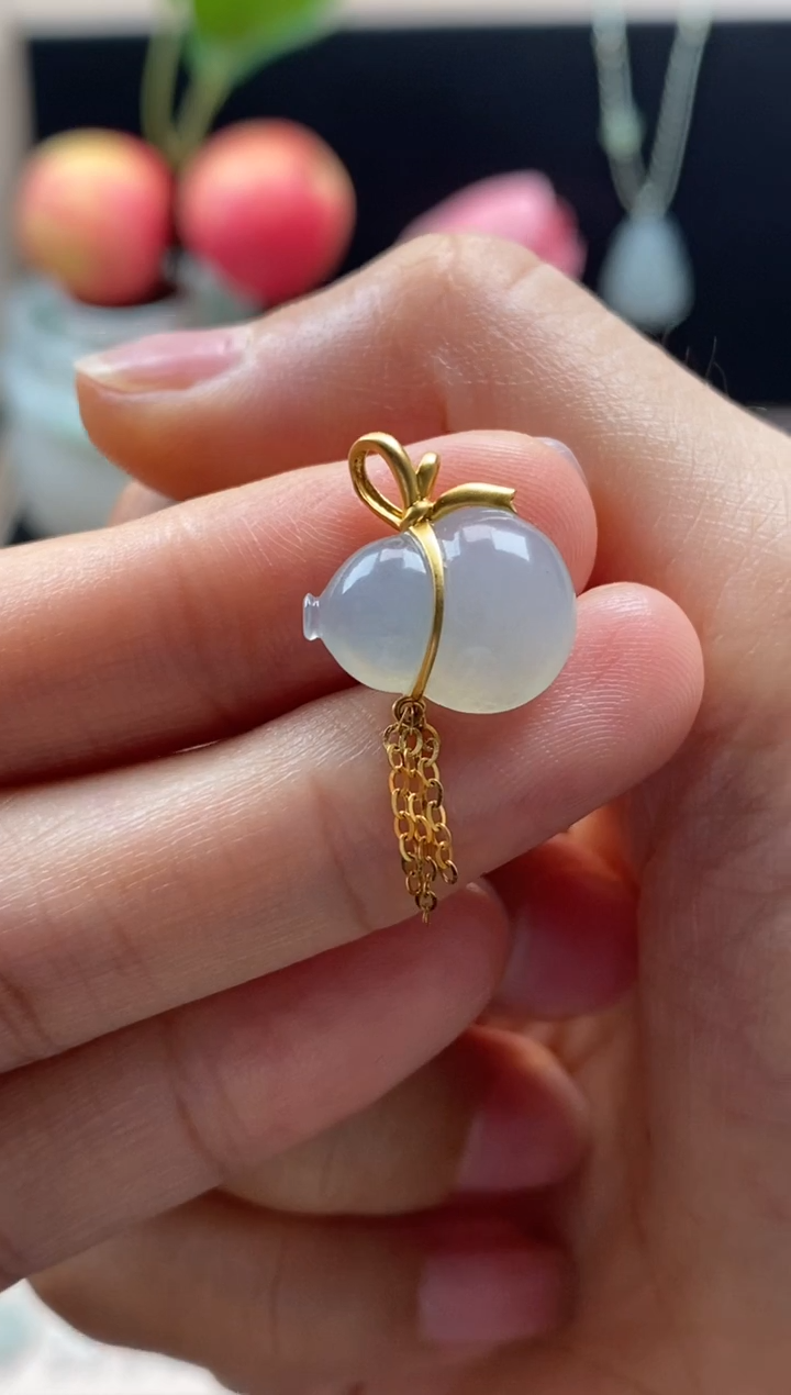 翡翠18K金镶嵌颈饰翡翠晴底葫芦吊坠