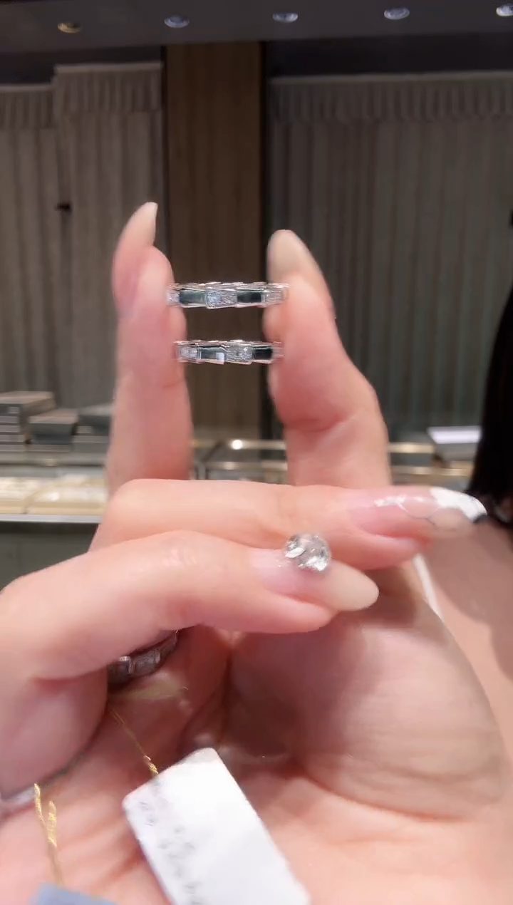 18K金镶嵌戒指钻石AY0696-W-  多样性发其一