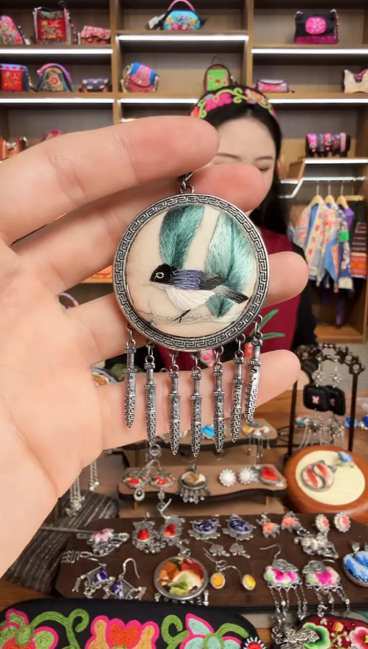 【闪购商品】织绣53蒙阿苏苗绣传承