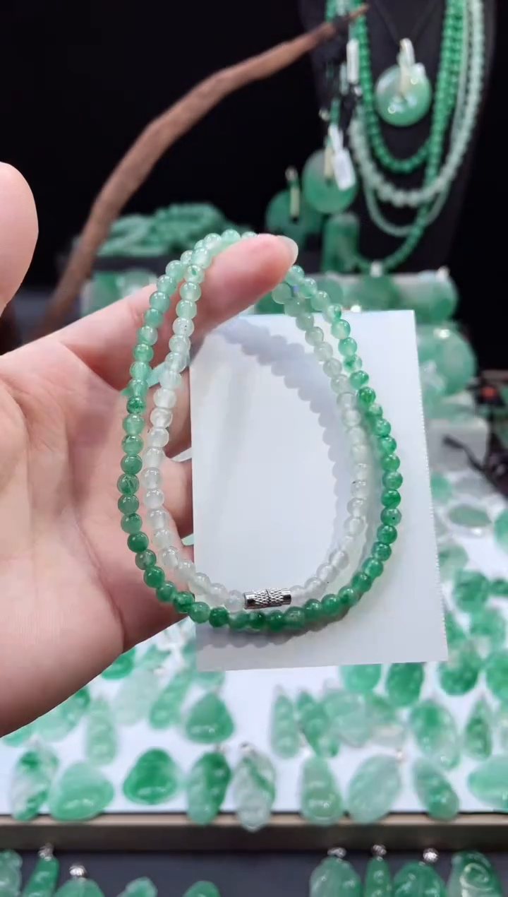 吊坠(赠链)未镶嵌石英质玉（非洲翠）16.209项链