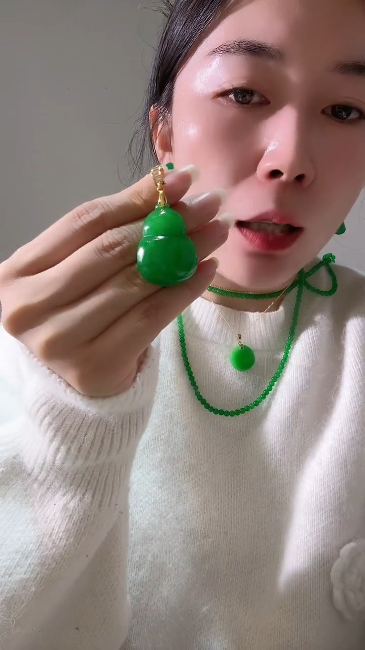 颈饰未镶嵌翡翠的阿胖葫芦
