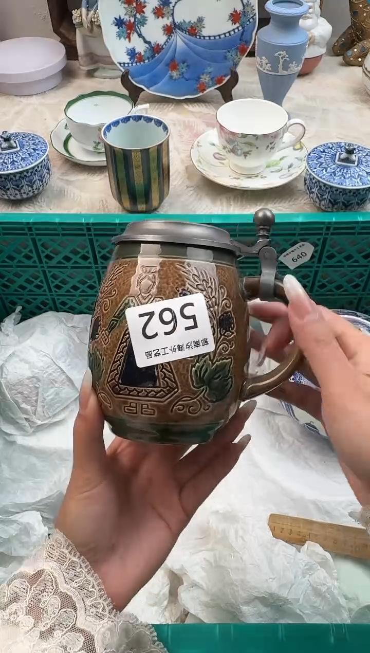 C***-F          562