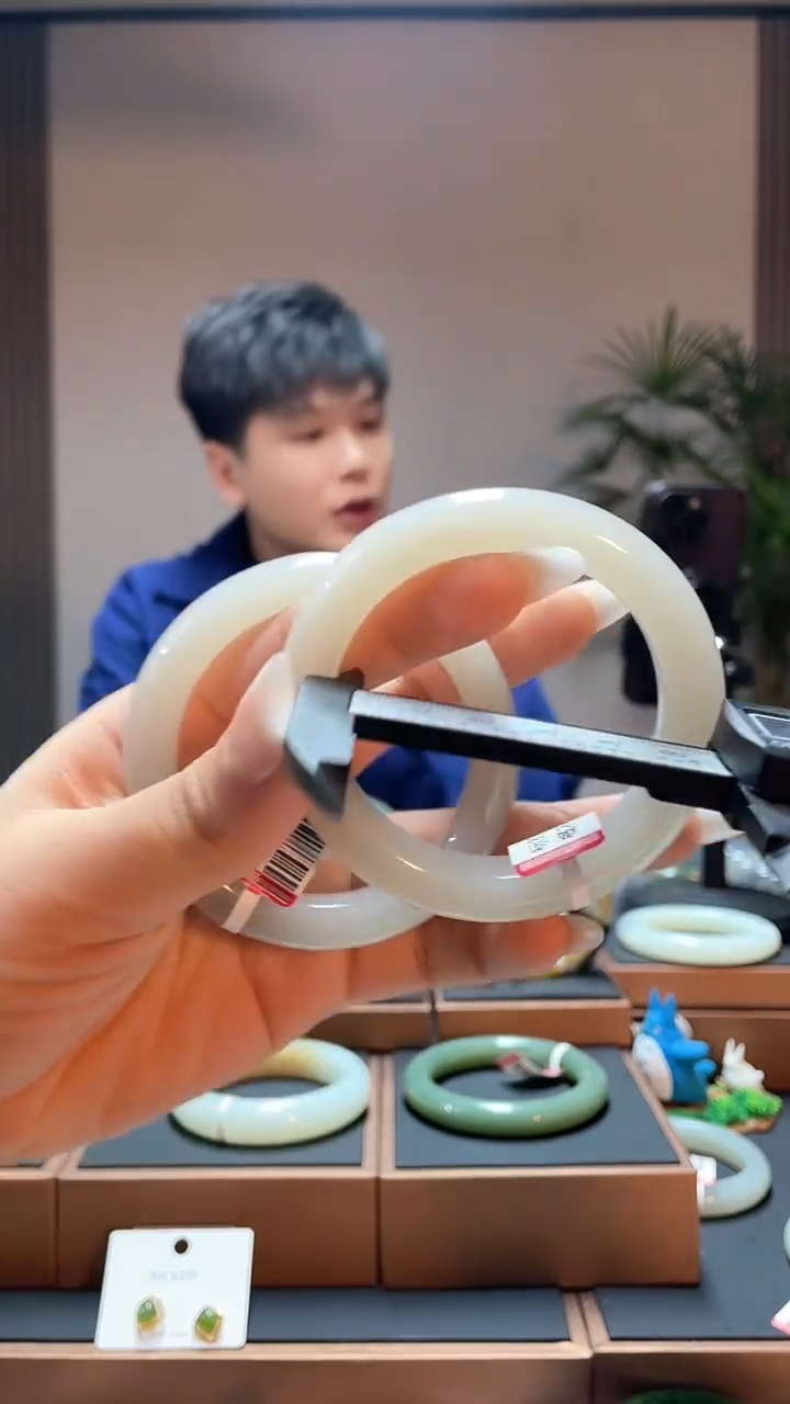 【闪购商品】和田玉手镯未镶嵌藕粉54-59多样性发一