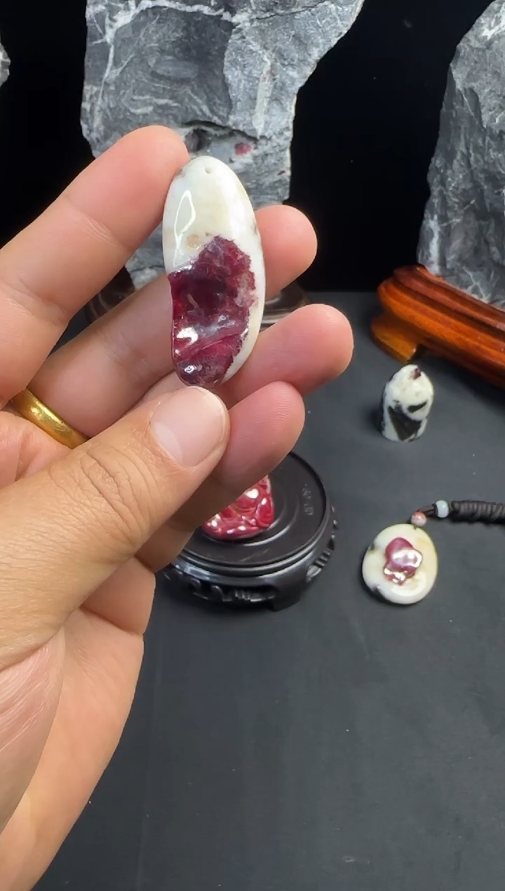 天然辰砂天然朱砂晶体原石吊坠挂件