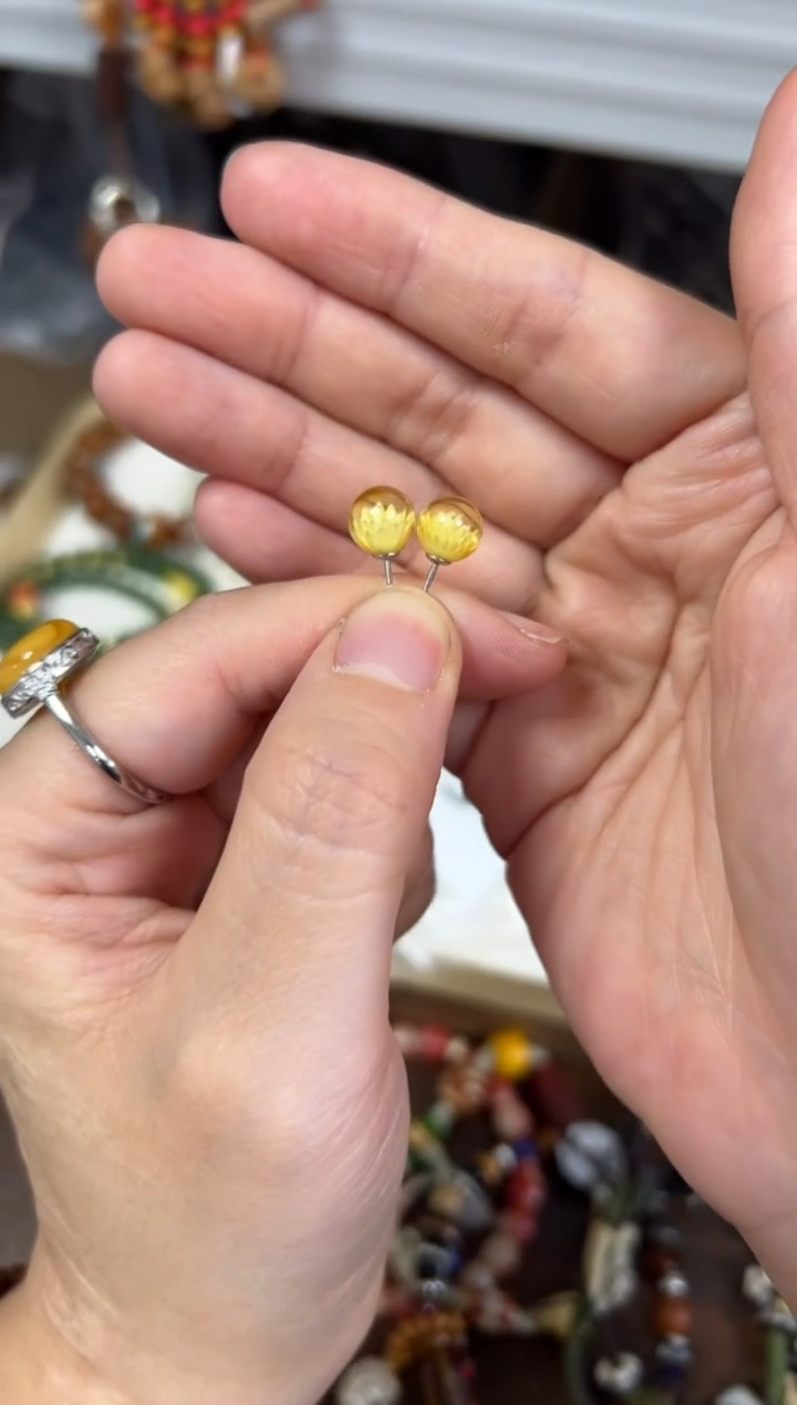 琥珀银S925镶嵌耳饰琥珀花朵隐雕圆珠银耳钉[4250]