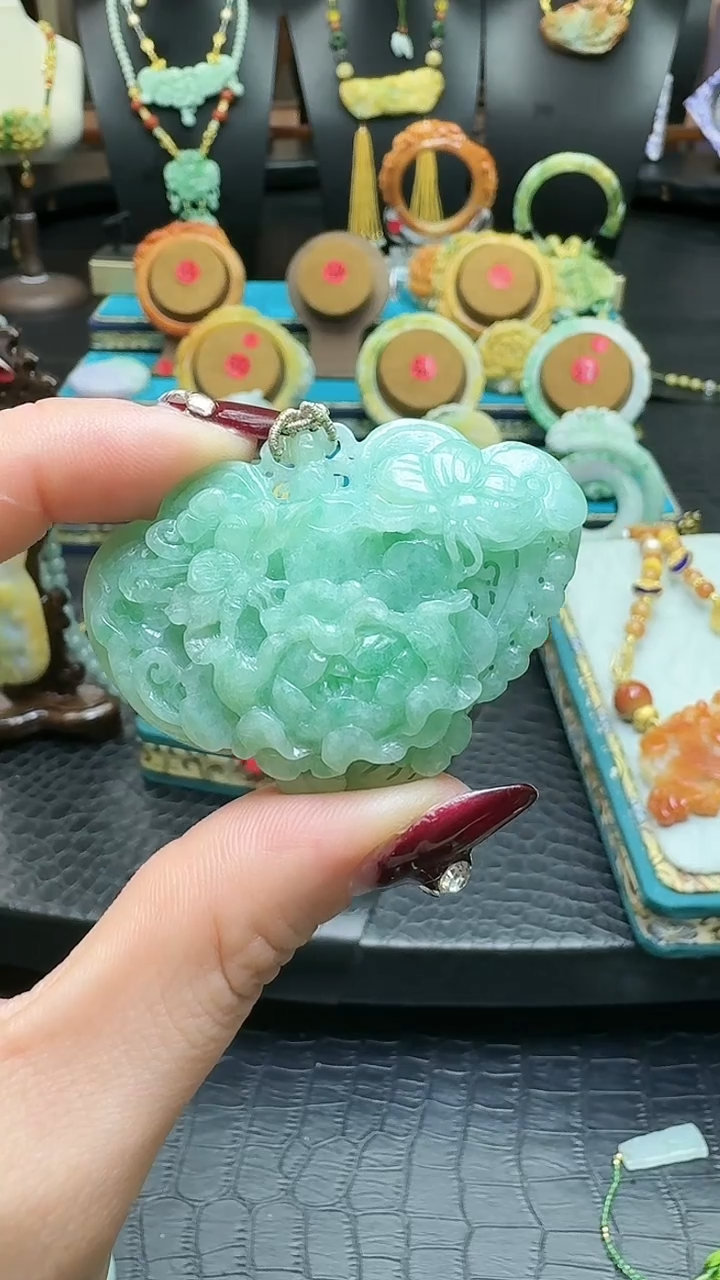 【闪购商品】翡翠颈饰未镶嵌蝶恋花