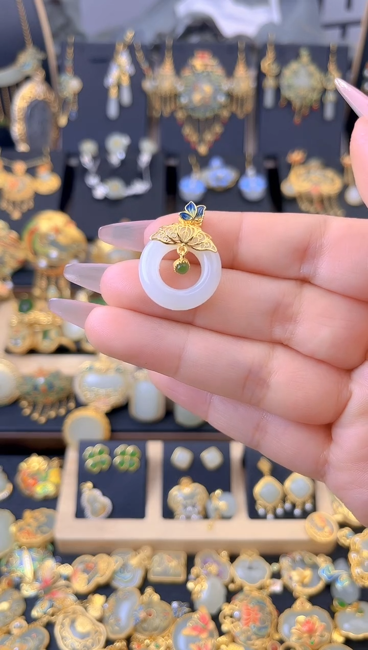 【闪购商品】和田玉吊坠银S925镀金镶嵌珐琅花丝平安环吊坠