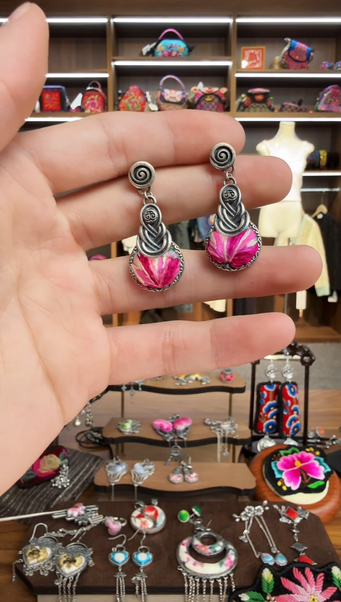 【闪购商品】织绣81蒙阿苏苗绣传承